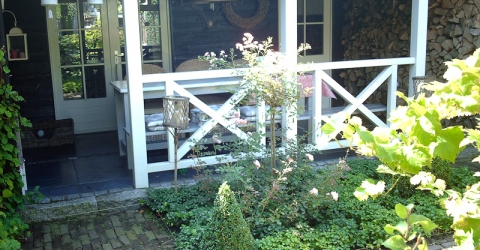 Strakke tuin met veranda